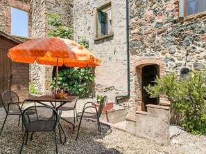 Outdoor dining - Nice apartment in villa for 4 people with pool, WIFI, TV, patio and pets allowed (Casole D'elsa)