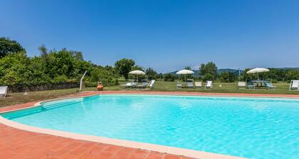 Lovely apartment in villa for 4 people with WIFI, pool, TV, patio and pets allowed