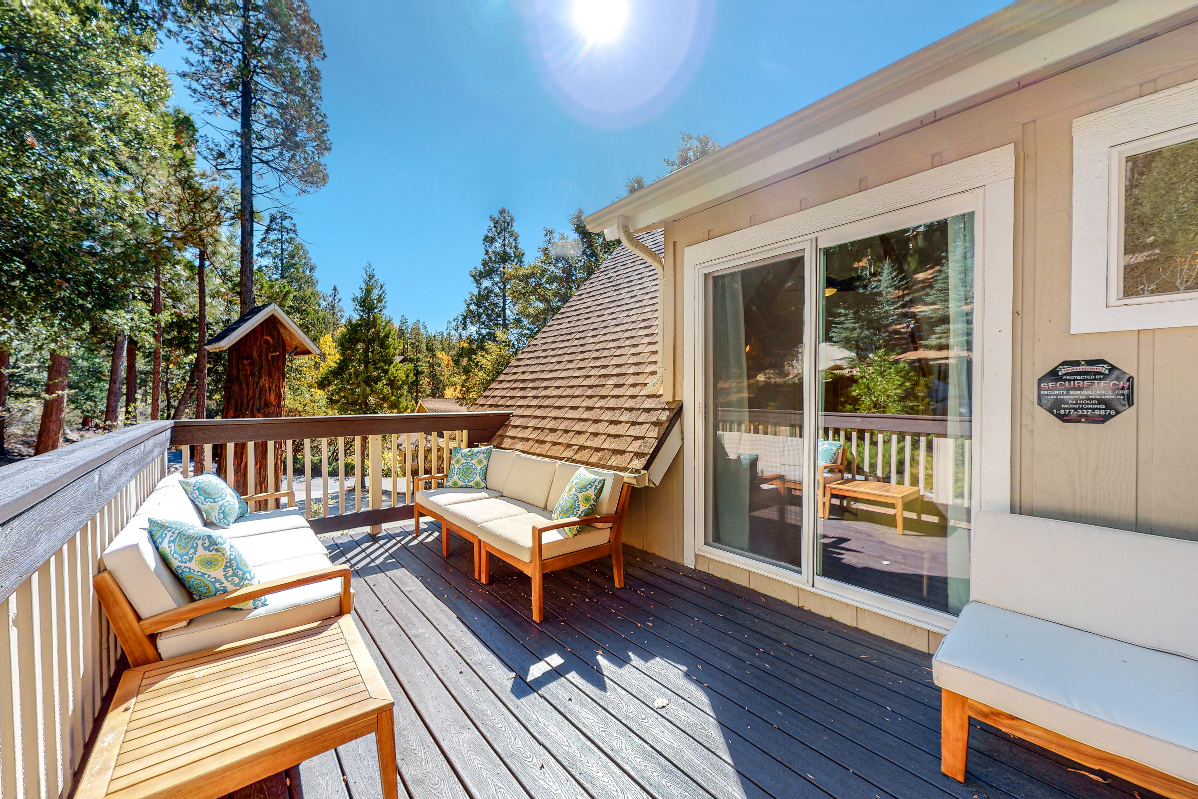 Wooded retreat with wraparound deck, gas grill, WiFi, game room & A/C