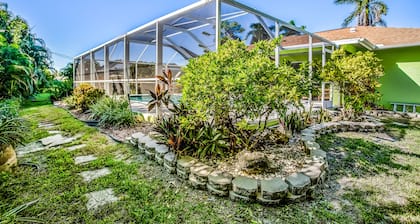 Beautiful home with private pool & lanai - near beaches & parks
