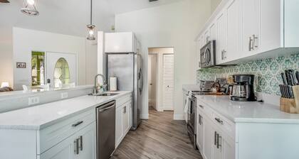 Beautiful home with private pool & lanai - near beaches & parks