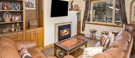 Televisión y chimenea