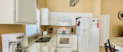 House, 3 Bedrooms | Private kitchen