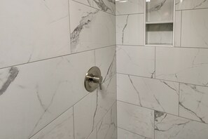 Kostenlose Toilettenartikel, Haartrockner, Handtücher