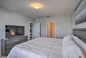 4 bedrooms, desk, iron/ironing board, internet