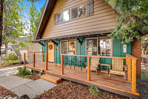 Classic cabin with fireplace, lake access, grill, central AC & washer/dryer