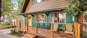 Classic cabin with fireplace, lake access, grill, central AC & washer/dryer