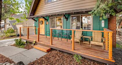Classic cabin with fireplace, lake access, grill, central AC & washer/dryer