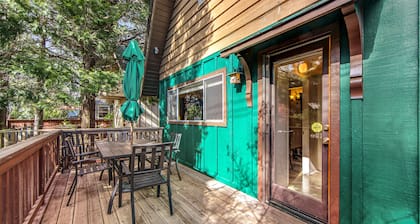 Classic cabin with fireplace, lake access, grill, central AC & washer/dryer