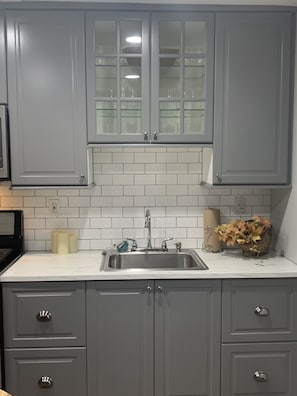 Een magnetron, een koffiezetapparaat/waterkoker