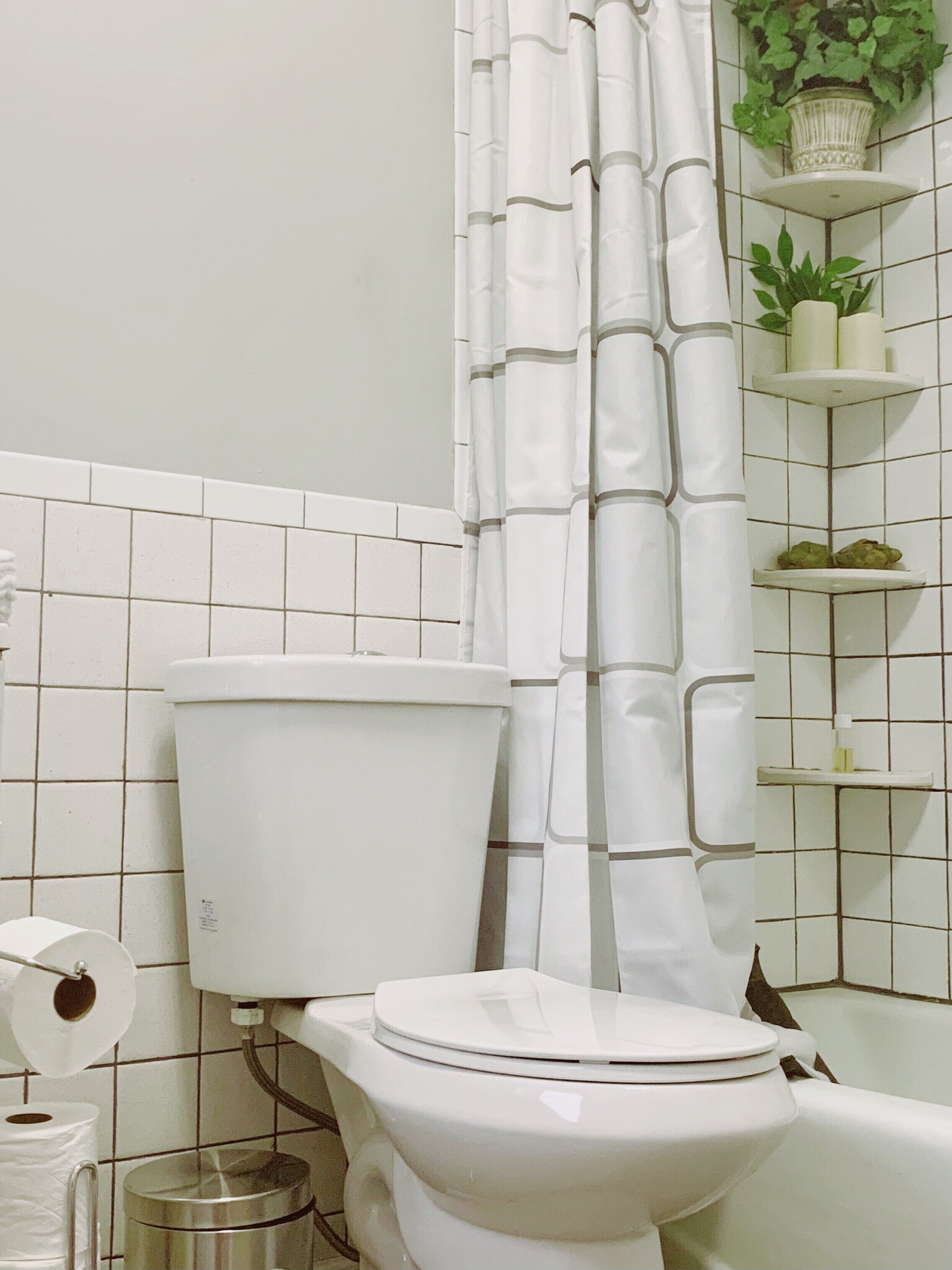 Combined shower/tub, hair dryer, towels