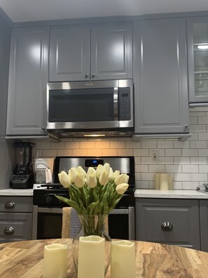 Microondas, cafetera y tetera y utensilios de cocina