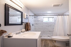 Een douche, handdoeken, toiletpapier