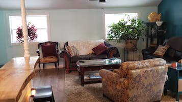 Smart TV, lettore DVD, tavolo da calcetto, libri