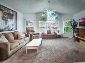 Een televisie en boeken