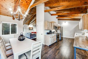 Fridge, oven, stovetop, coffee/tea maker