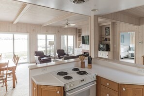 Microwave, oven, stovetop, dishwasher - Lakefront Getaway Perfect for All Seasons (Twin Lakes)