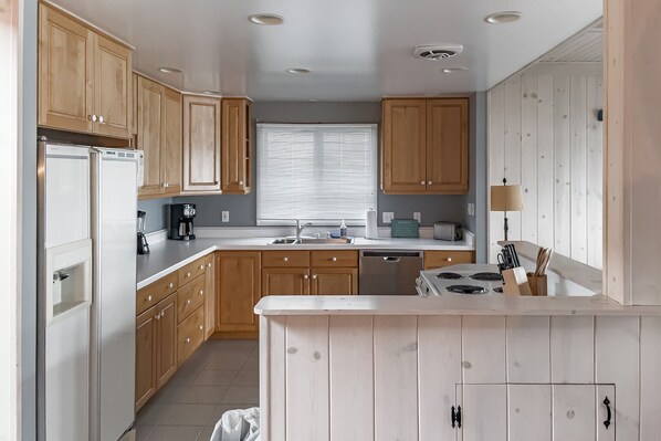 Microwave, oven, stovetop, dishwasher - Lakefront Getaway Perfect for All Seasons (Twin Lakes)