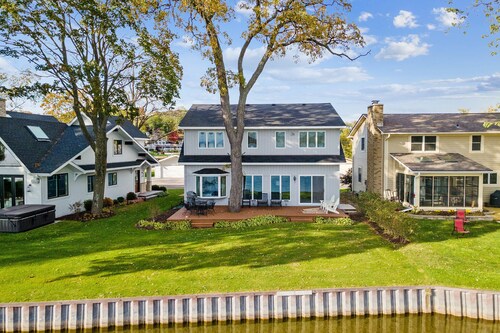 Lakefront Getaway Perfect for All Seasons