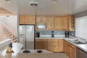 Microwave, oven, stovetop, dishwasher - Lakefront Getaway Perfect for All Seasons (Twin Lakes)