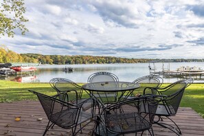 Outdoor dining - Lakefront Getaway Perfect for All Seasons (Twin Lakes)
