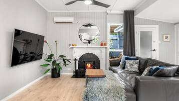 Smart TV, fireplace