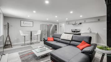 Smart TV, fireplace