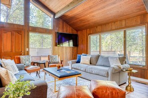 TV, fireplace - Airy house with SHARC passes, hot tub, game room, fireplace, central AC & bikes (Sunriver)