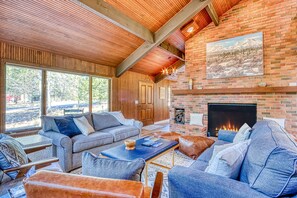 TV, fireplace - Airy house with SHARC passes, hot tub, game room, fireplace, central AC & bikes (Sunriver)