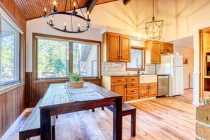 Fridge, microwave, oven, stovetop - Airy house with SHARC passes, hot tub, game room, fireplace, central AC & bikes (Sunriver)