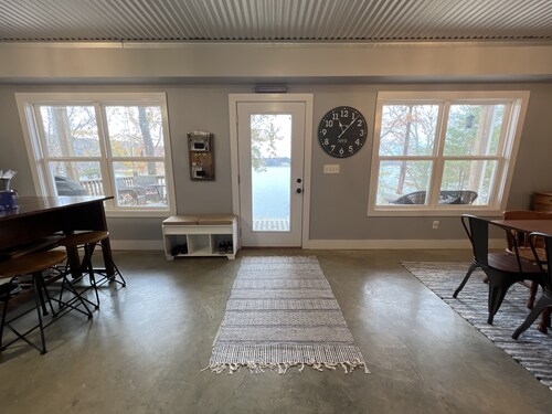 Waterfront Family Cottage on Smith Lake