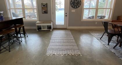 Waterfront Family Cottage on Smith Lake