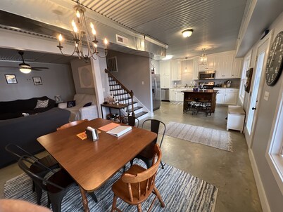 Waterfront Family Cottage on Smith Lake