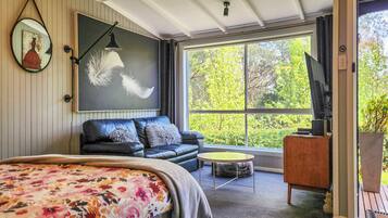 Iron/ironing board, free WiFi, bed sheets