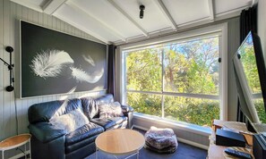 Smart TV, music library, stereo - Aurora Cottage at Hepburn Mineral Springs Reserve (Hepburn Springs)