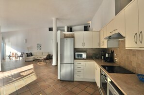 Fridge, microwave, oven, dishwasher - Villa Soleina, spectacular very spacious villa with private pool and barbecue (Lloret de Mar)