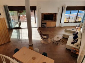 TV - Villa Soleina, spectacular very spacious villa with private pool and barbecue (Lloret de Mar)