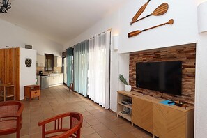 TV - Villa Soleina, spectacular very spacious villa with private pool and barbecue (Lloret de Mar)