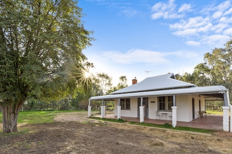 Exterior. Avalon Farmstay, Restored 1925 farmhouse. 30min Wagga, halfway Syd-Mel