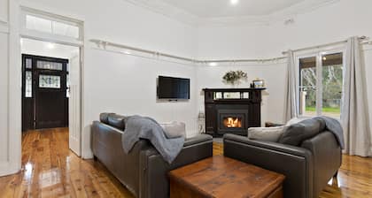 Avalon Farmstay, Restored 1925 farmhouse. 30min Wagga, halfway Syd-Mel