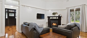 Avalon Farmstay, Restored 1925 farmhouse. 30min Wagga, halfway Syd-Mel