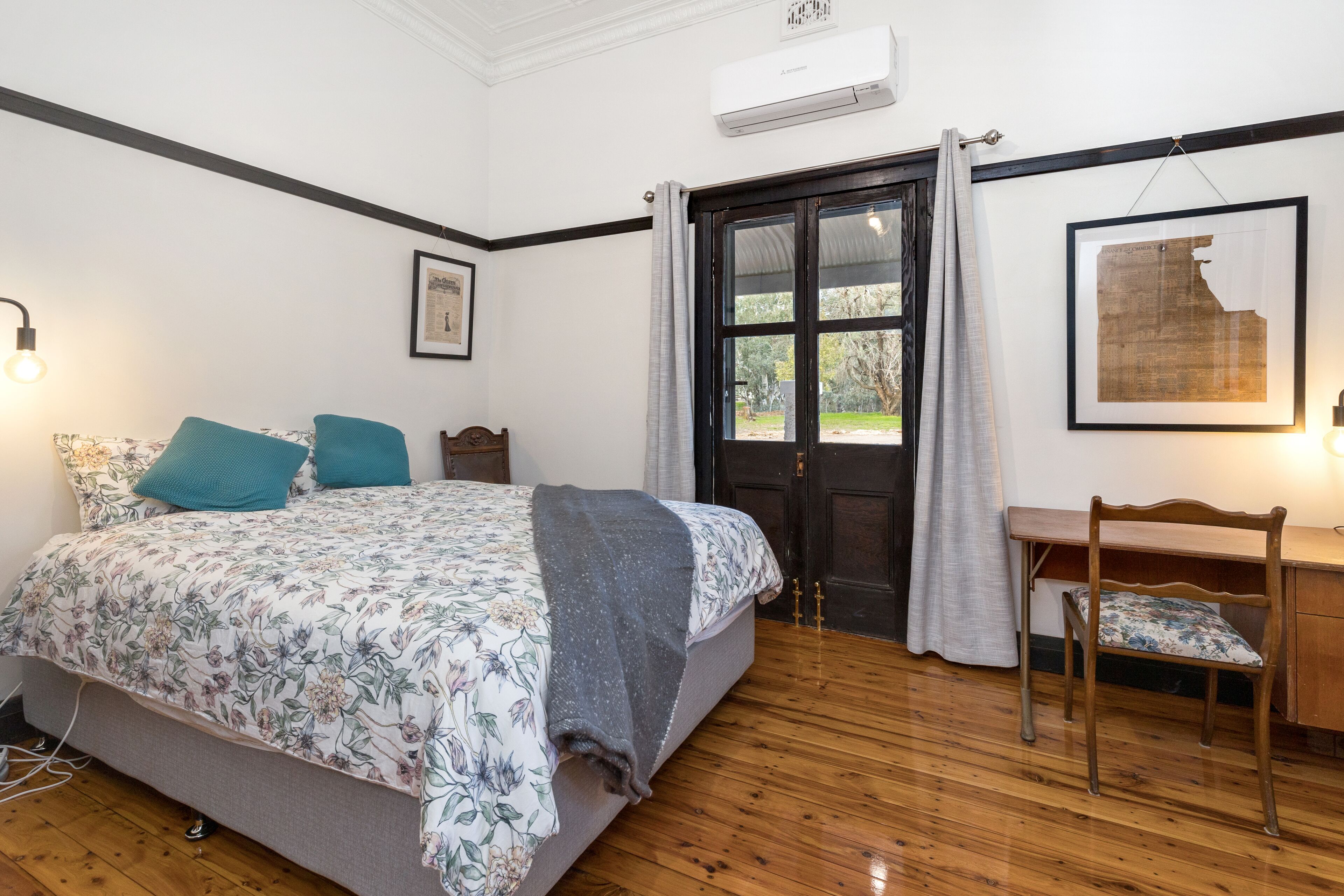 3 habitaciones, escritorio y tabla de planchar con plancha 