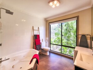 Ensemble douche/baignoire, baignoire Ă jets, sĂšche-cheveux