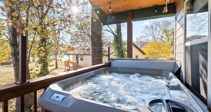 Lake View! w/ Hot Tub. Pool, Park, & Playground. Disc Golf. Trails. Fireplace!
