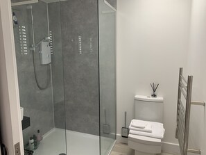 Shower, free toiletries, hair dryer, towels - Charming 2-Bed Cabin in Inverness, Scotland (Inverness)