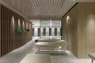 Un interior moderno con un mostrador de recepción, una zona de estar y una recepción.