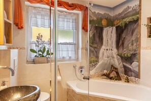 Badewanne, Haartrockner, Handtücher