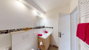 Shower, hair dryer, towels - Holiday Apartment "Windhausen" close to the Lake with Balcony & Mountain View (Schulenberg im Oberharz)