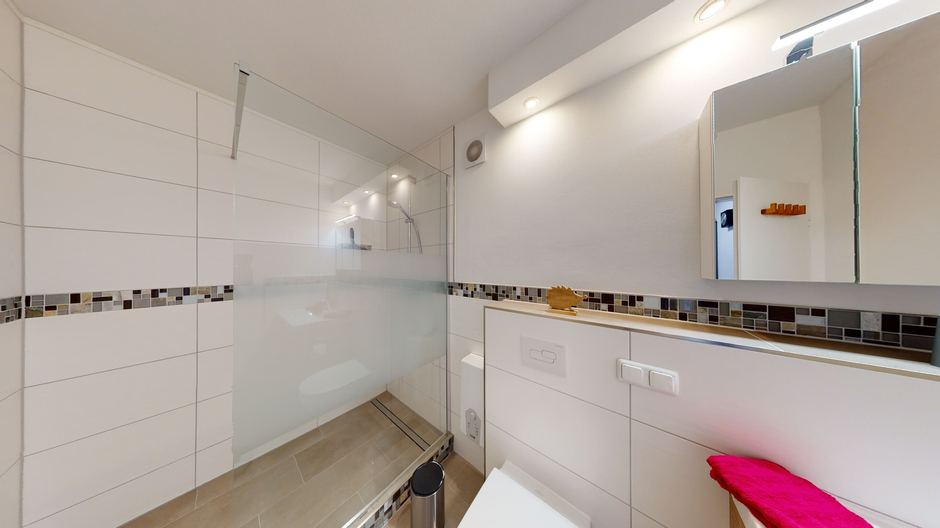 Regadera, secadora de cabello, toallas 