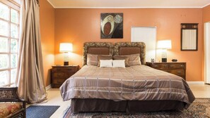 4 chambres, coffres-forts dans les chambres, bureau